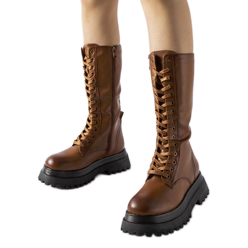 Uptonin ruskeat korkeaeristetyt saappaat