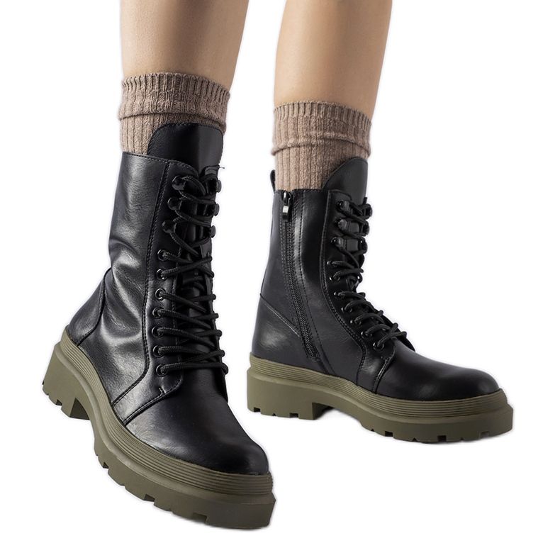 Mustat tennarit, joissa värikäs Quennie-pohja