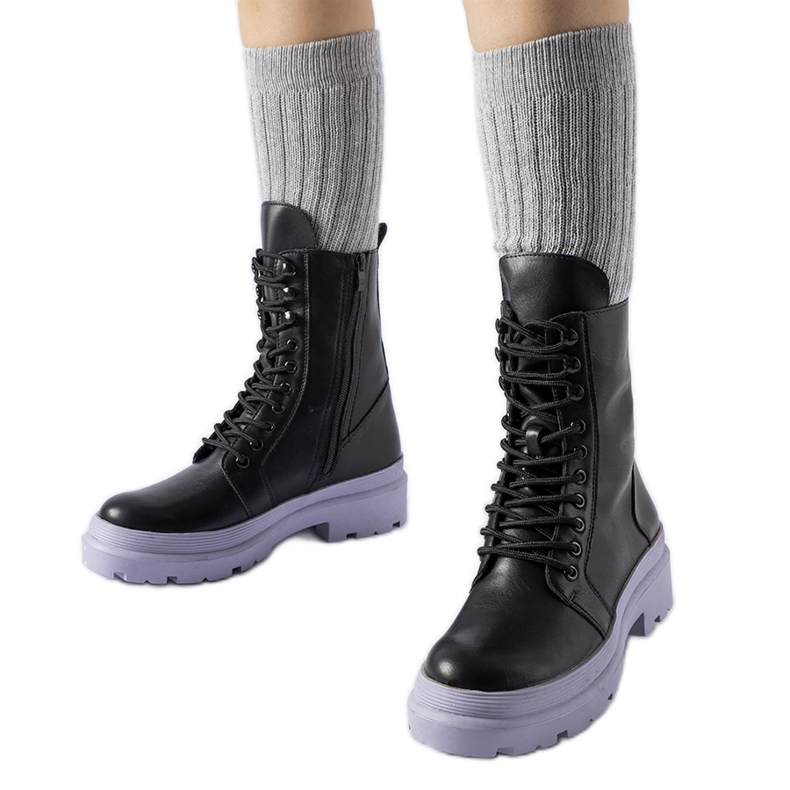 Mustat tennarit, joissa värikäs Quennie-pohja