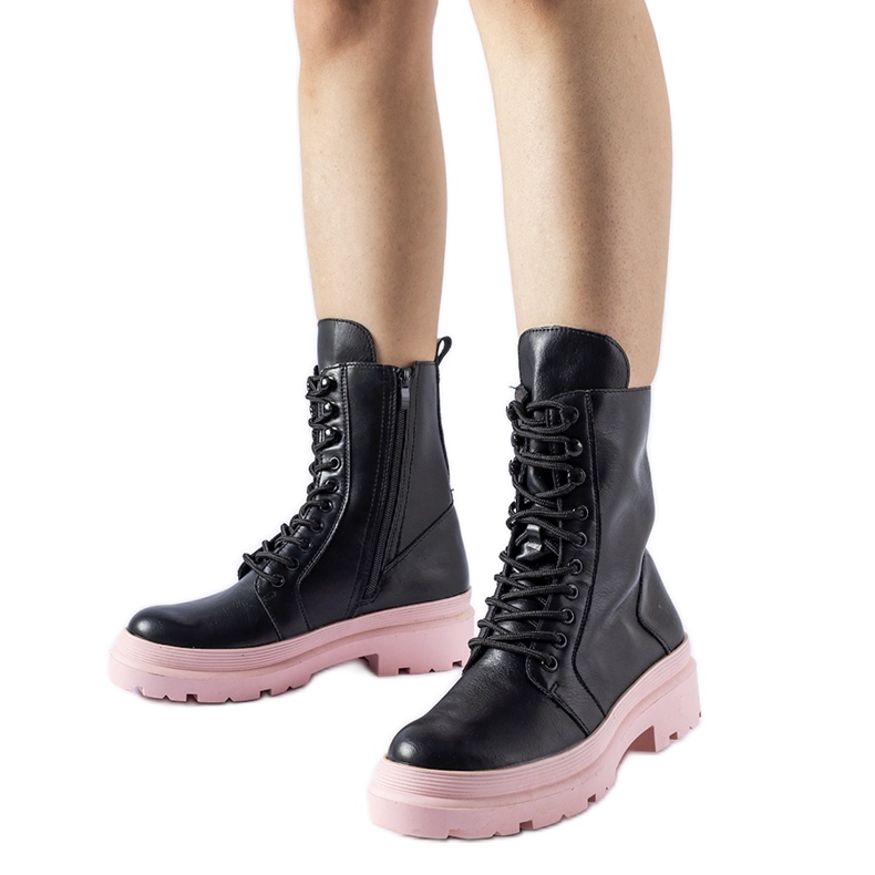 Mustat tennarit, joissa värikäs Quennie-pohja