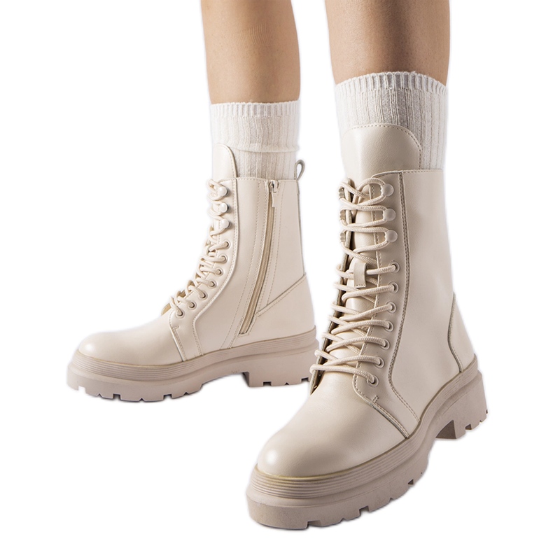 Beiget litteät saappaat Zacharie-suojalla