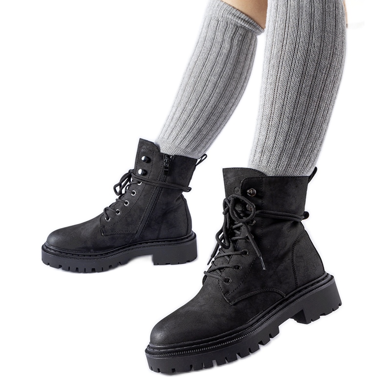 Mustat tasaiset saappaat Brattle-suojalla