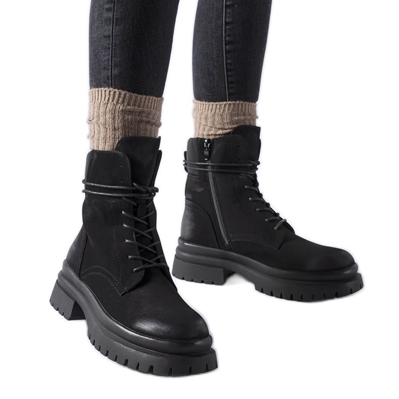 Mustat Vadnais-saappaat, joissa on kulunut kärki