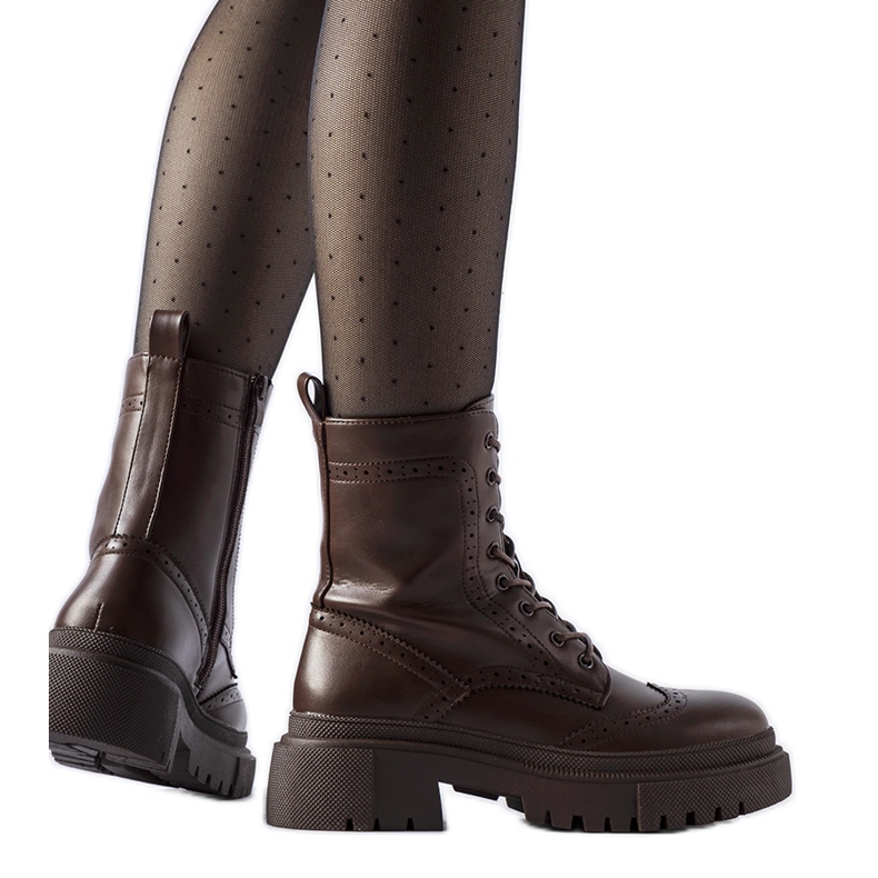 Ruskeat saappaat koristeltu Nicla-ompeleilla