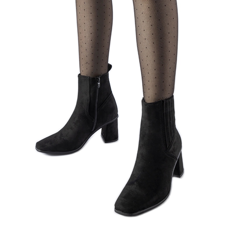 Pastina mustat nilkkurit neliömäisellä kärjellä