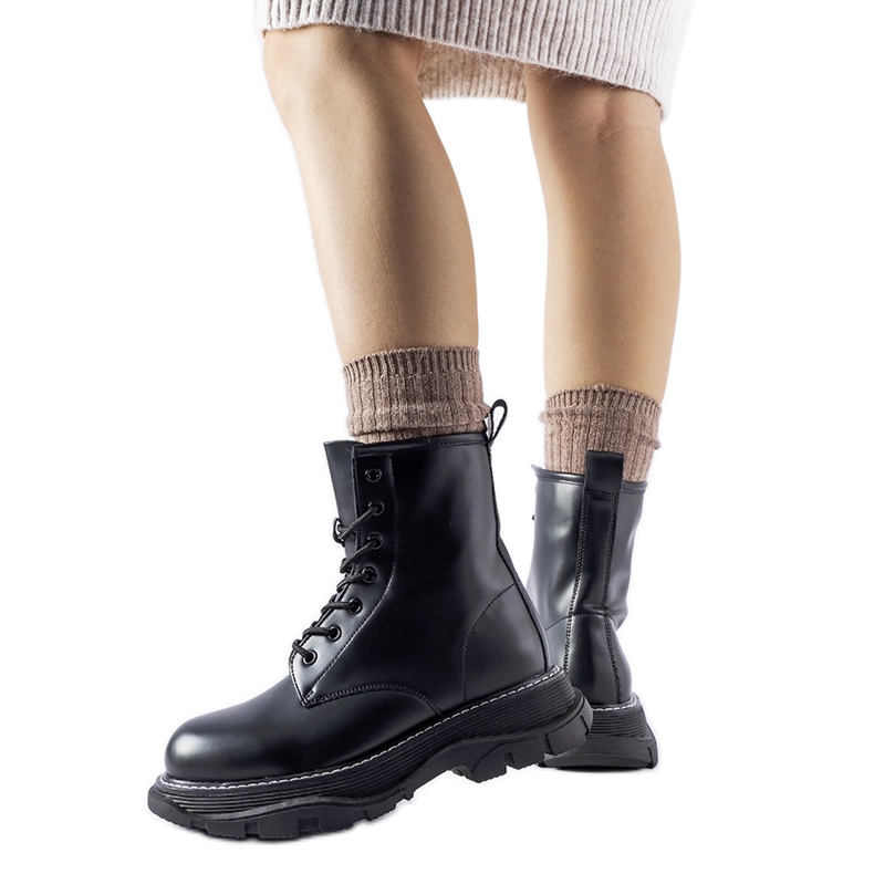 Mustat työkengät massiivisella Borsano-pohjalla