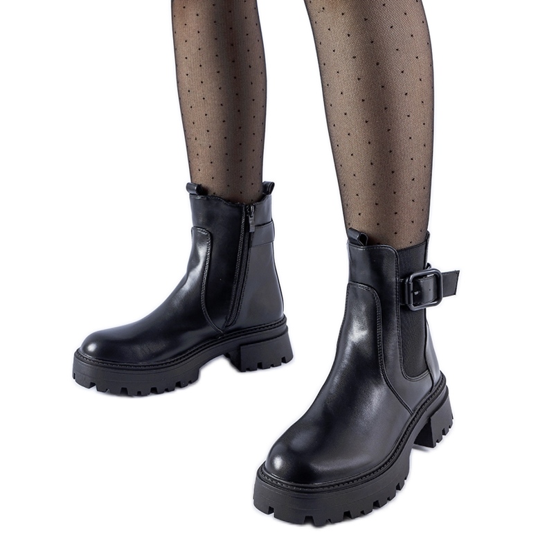 Mustat eristetyt saappaat Casola-soljella