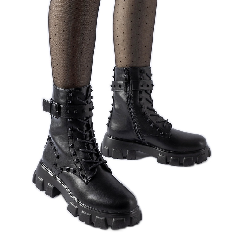 Mustat työläissaappaat, joissa on Chamberlain-nappi