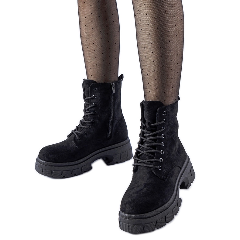 Mustat työkengät, joissa paksu Qureshi-pohja