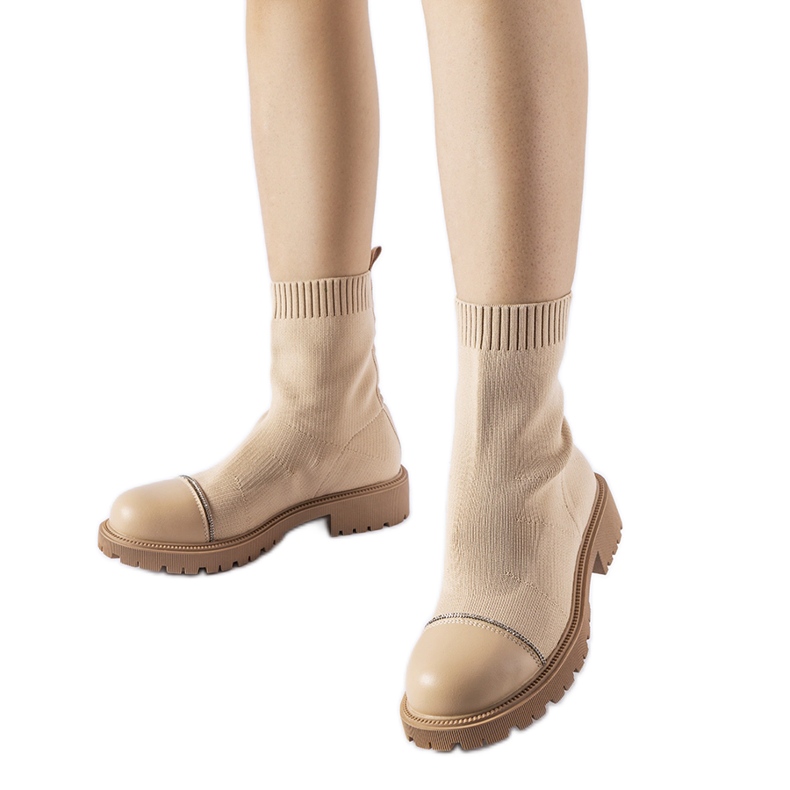 Vailin ruskeat nilkkurit strassilla