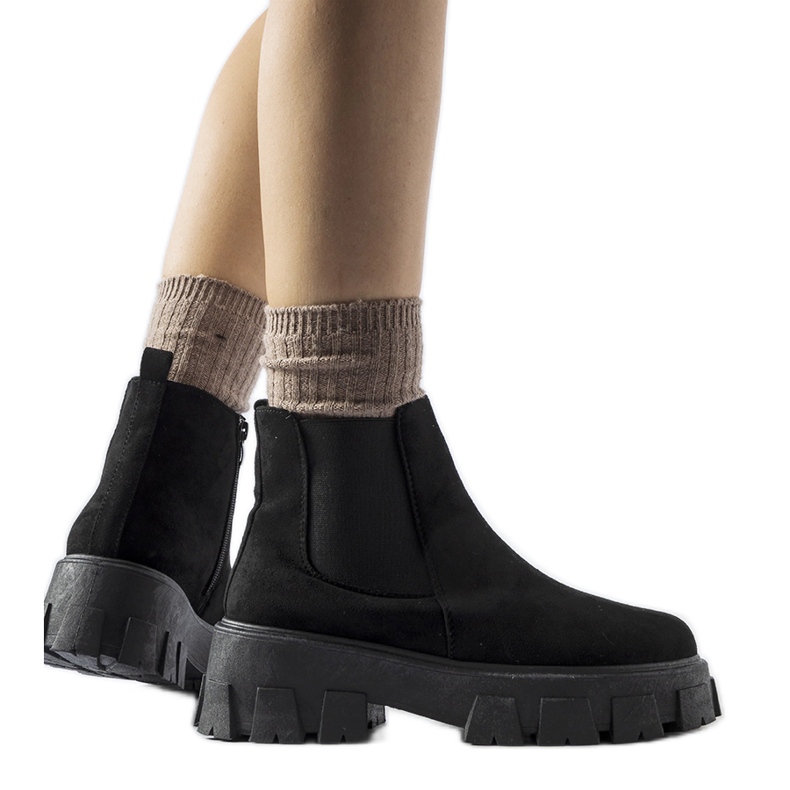 Mustat matalat saappaat massiivisella Willo-pohjalla