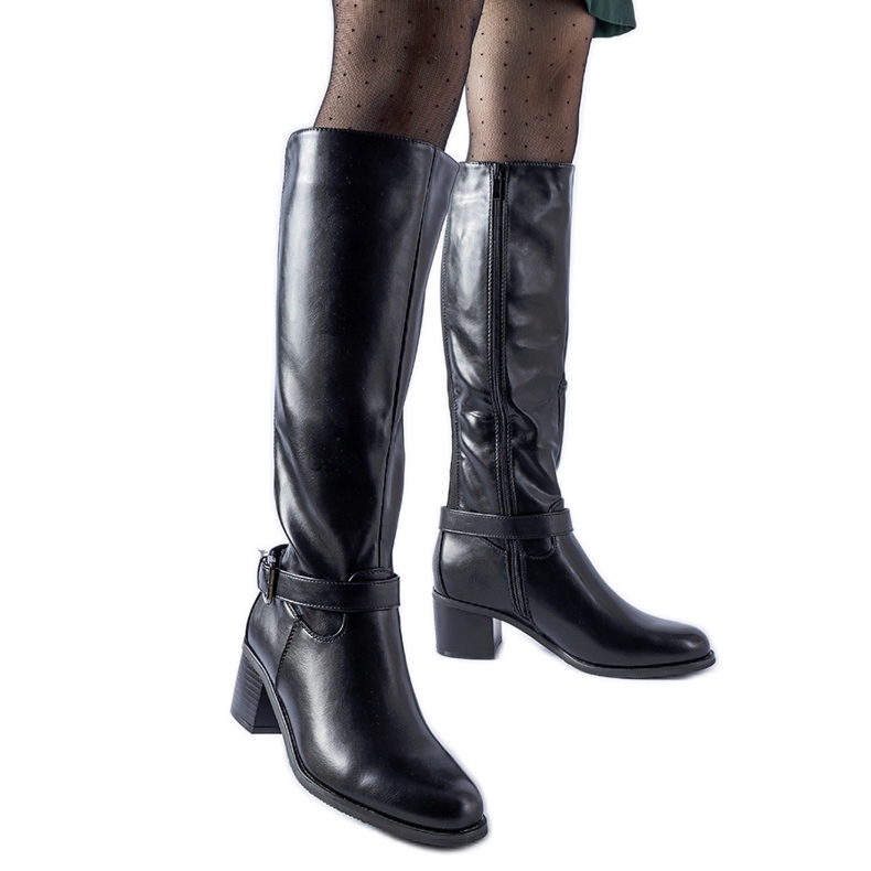 Mustat saappaat koristeellisella Ernest-soljella