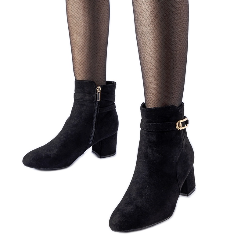 Mustat matalakorkoiset nilkkurit, joissa Sesto-solki