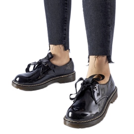 Mustat patentoidut kengät, joissa Rodriguezin rusetti