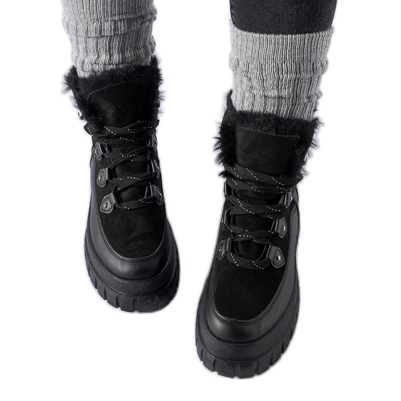 Mustat nilkkurit massiivisella Cervantes-pohjalla