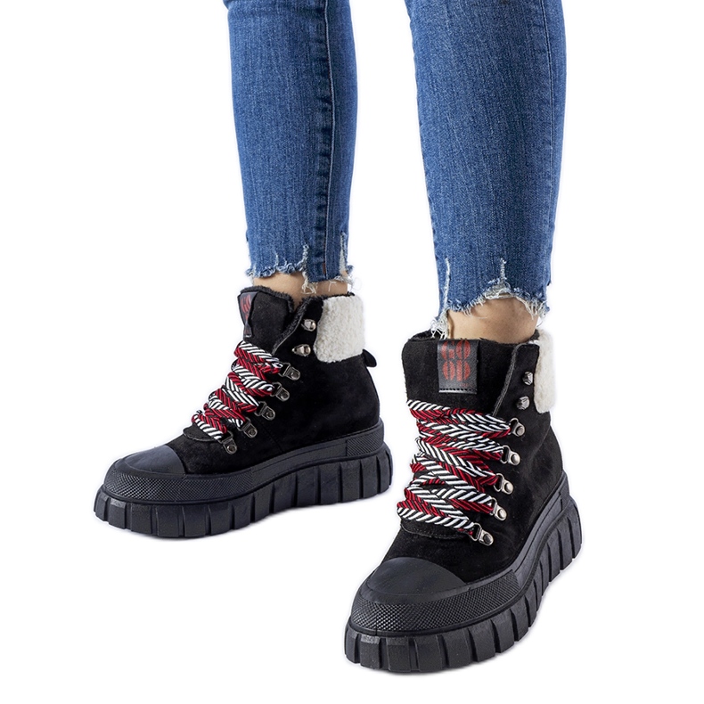 Mustat eristetyt tennarit Ottiol-alustalla