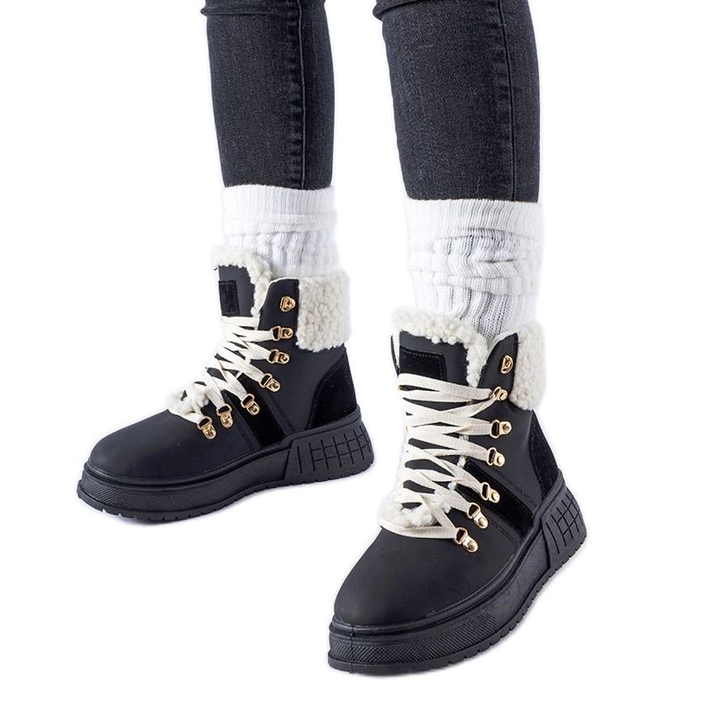 Mustat työntekijät massiivisella Rodrigo-alustalla