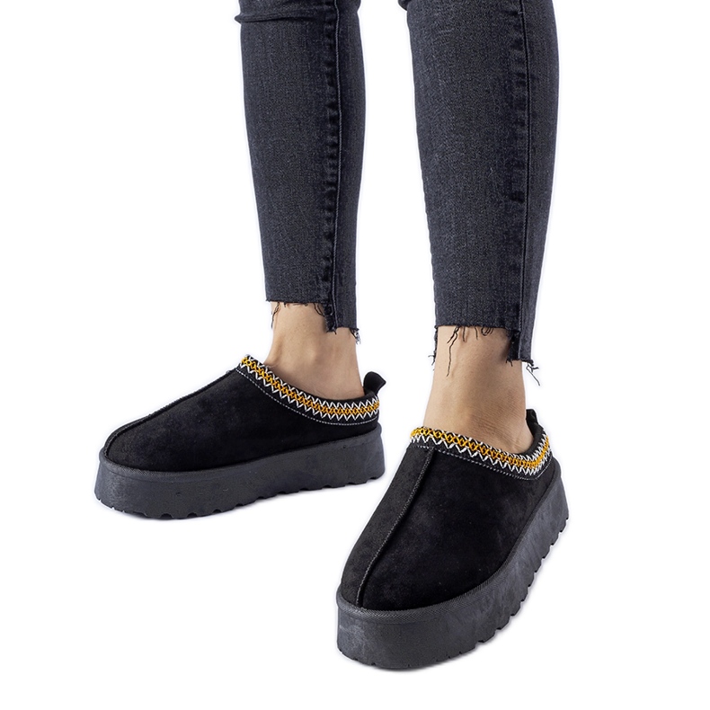 Mustat matalalumiset saappaat koristeellisilla Fori-ompeleilla