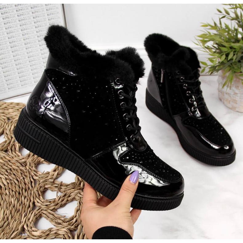 Eristetyt nahkaiset nilkkurit Rieker W 93312 alustalla, mustat