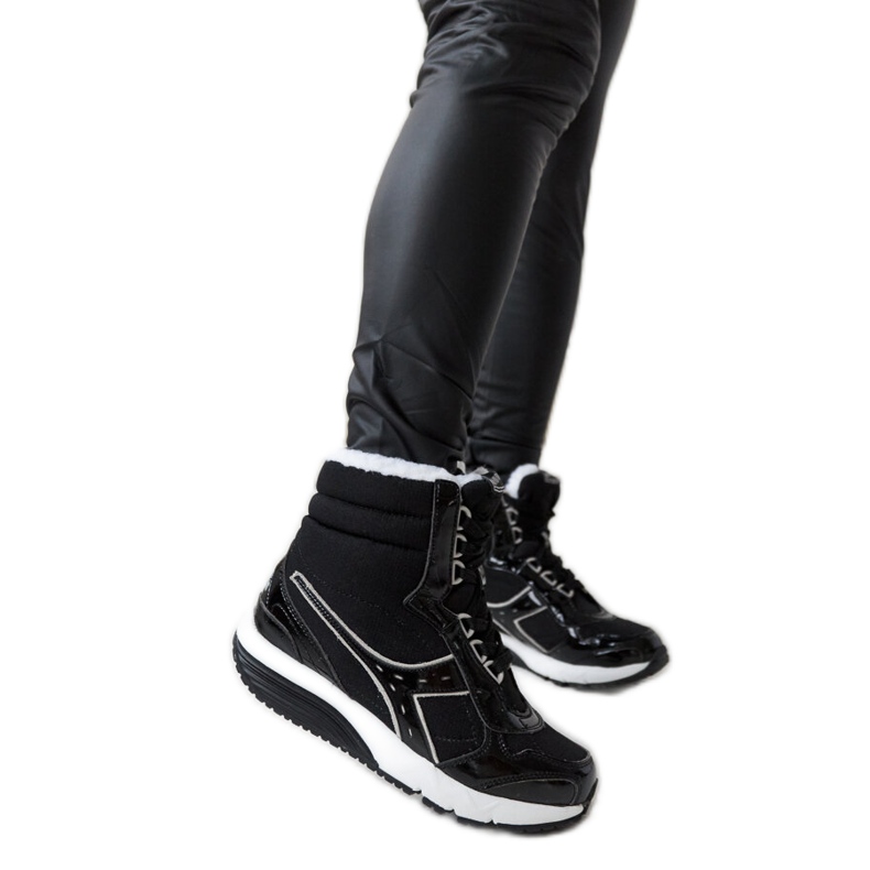 Mustat Diadora-eristetyt urheilusaappaat