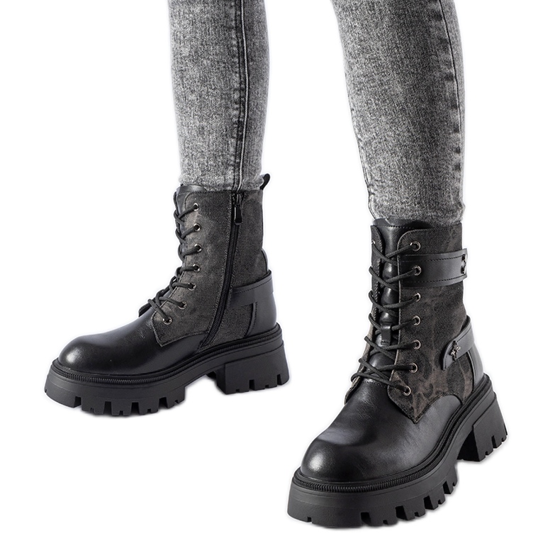 Mustat eristetyt saappaat Norwalk-suojalla