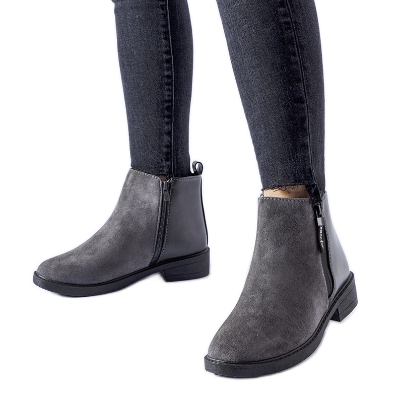 Harmaa nilkkurit yhdistetyistä materiaaleista Sees