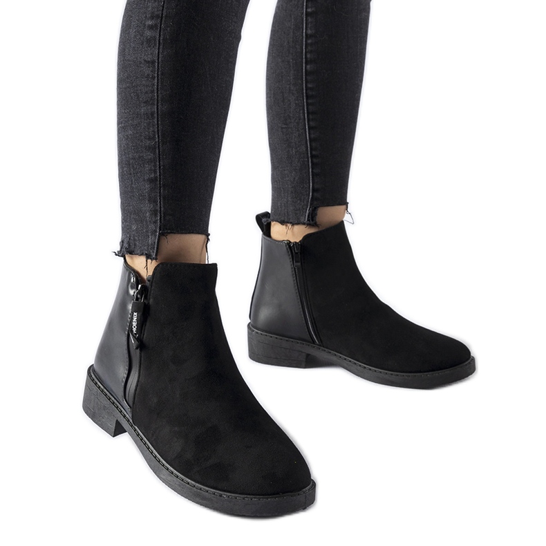 Mustat eristetyt klassiset Montaldo-saappaat