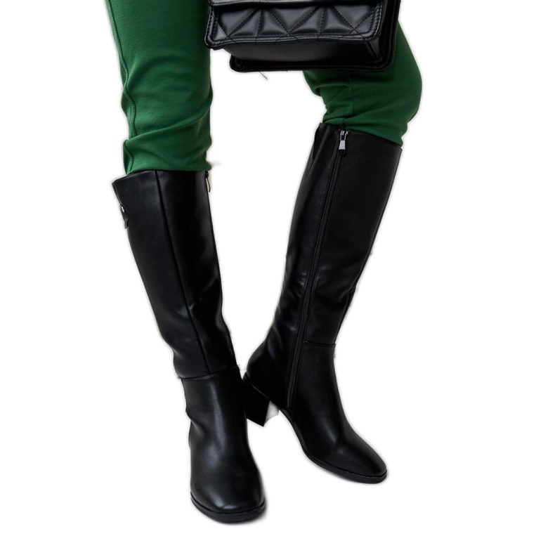 Mustat saappaat koristeellisella Sydney-soljella