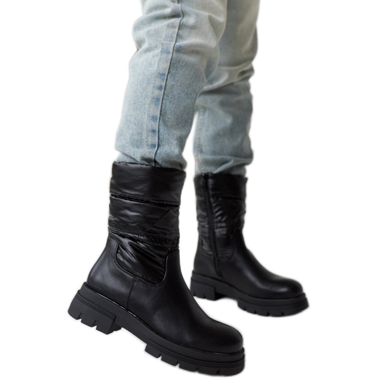 Mustat eristetyt nilkkurit Malvaro-tikkauksella