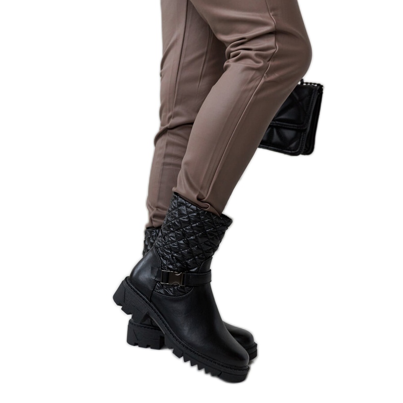 Mustat nilkkurit koristeellisella Brembo-tikkauksella