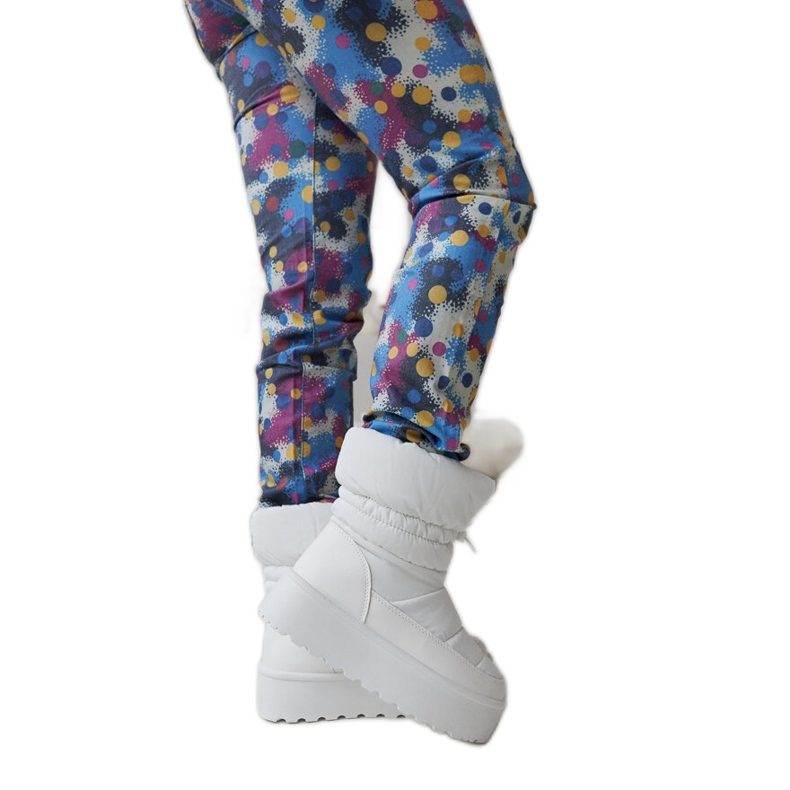 Valkoiset eristetyt lumisaappaat Polk-alustalla valkoinen