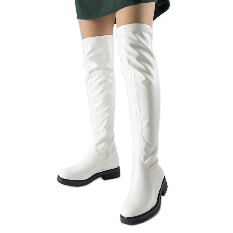 Valkoiset pitkät saappaat tummalla Sisson-pohjalla valkoinen