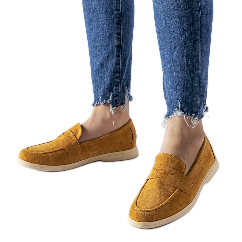 Tumman beigen väriset mokasiinit, jotka on valmistettu Ferragusin ekologisesta mokkasta