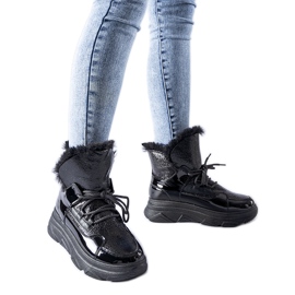 Mustat eristetyt Stringer-lumisaappaat