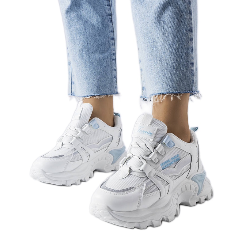 Siniset tennarit, joissa neon-Opal-sisäkkeet sininen