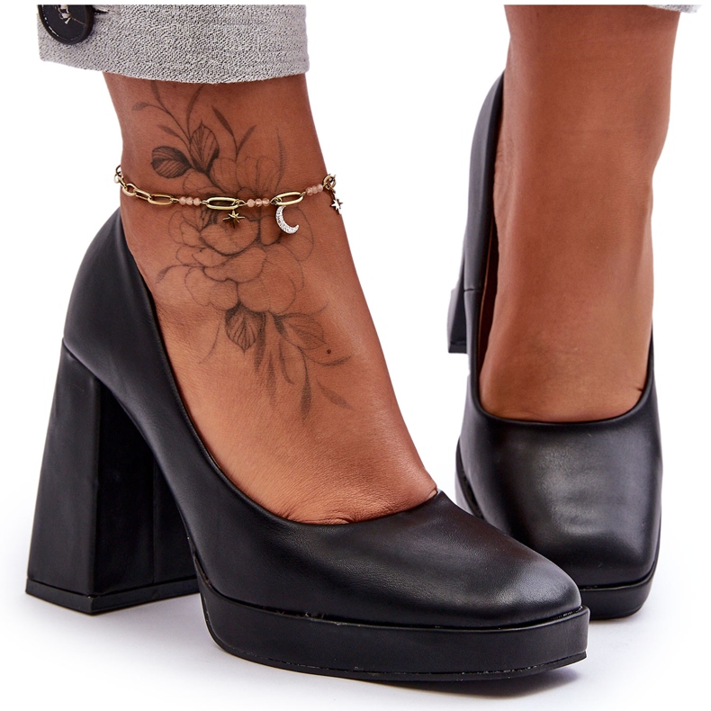 Pumput massiivisissa korkokengissä mustat