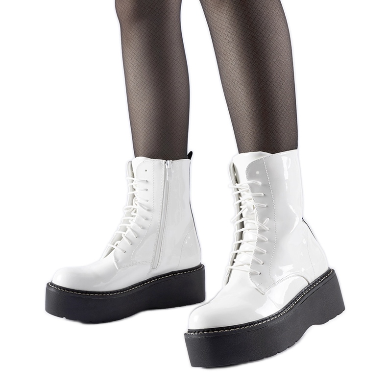 Valkoiseksi lakattuja työntekijöitä Leos-alustalla valkoinen