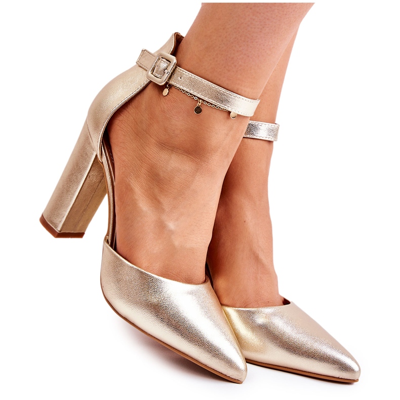 Nahkapumput korkealla kultaisella salirapilarilla kultainen