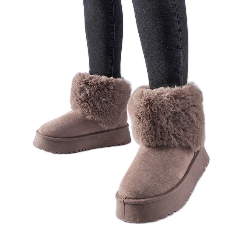 Purppuraiset lumisaappaat, jotka on koristeltu Adelfia-turkiksella violetti