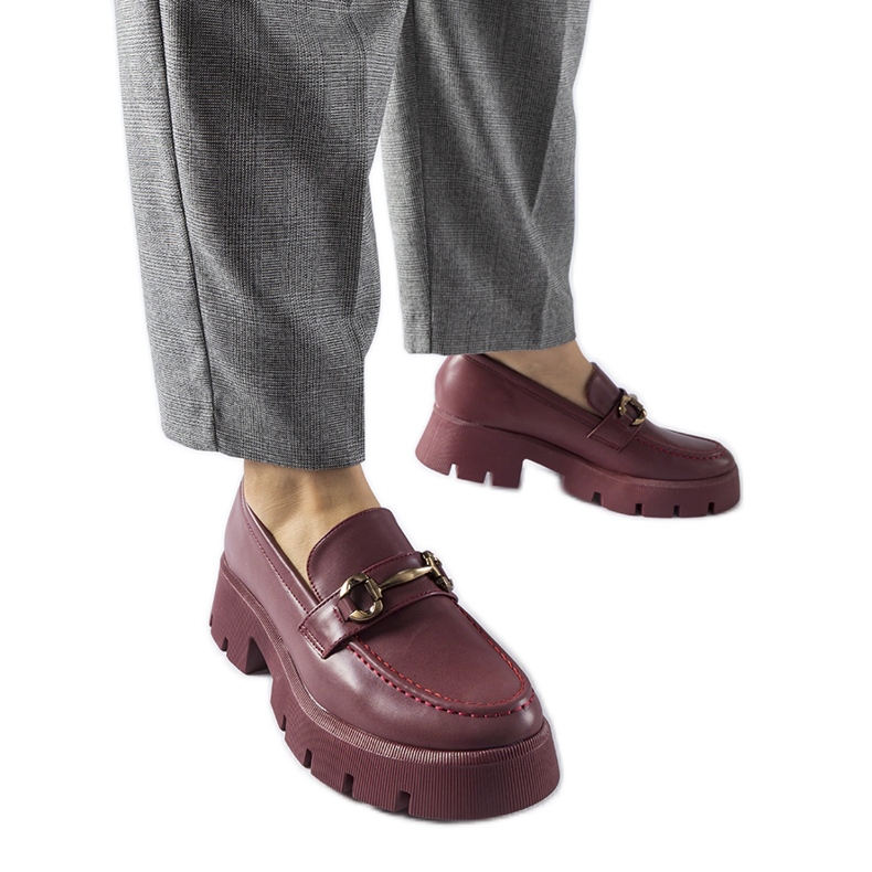 Burgundinväriset mokasiinit, joissa Cerzeto-solki punainen