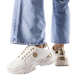 Beiget lenkkarit massiivisella Arpaia-pohjalla