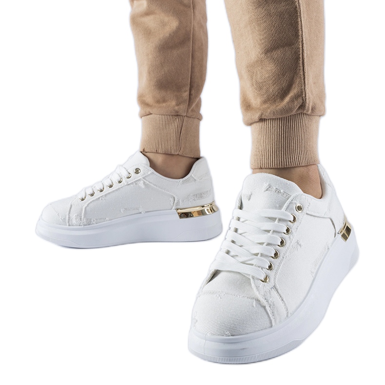 Valkoiset lenkkarit Ossonin alustalla valkoinen