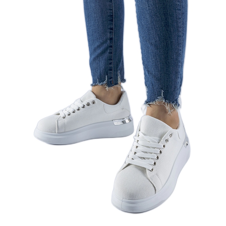 Valkoiset lenkkarit Scuderlandon alustalla valkoinen