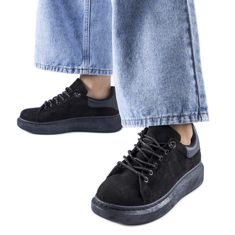 Mustat Cipriano alustan lenkkarit