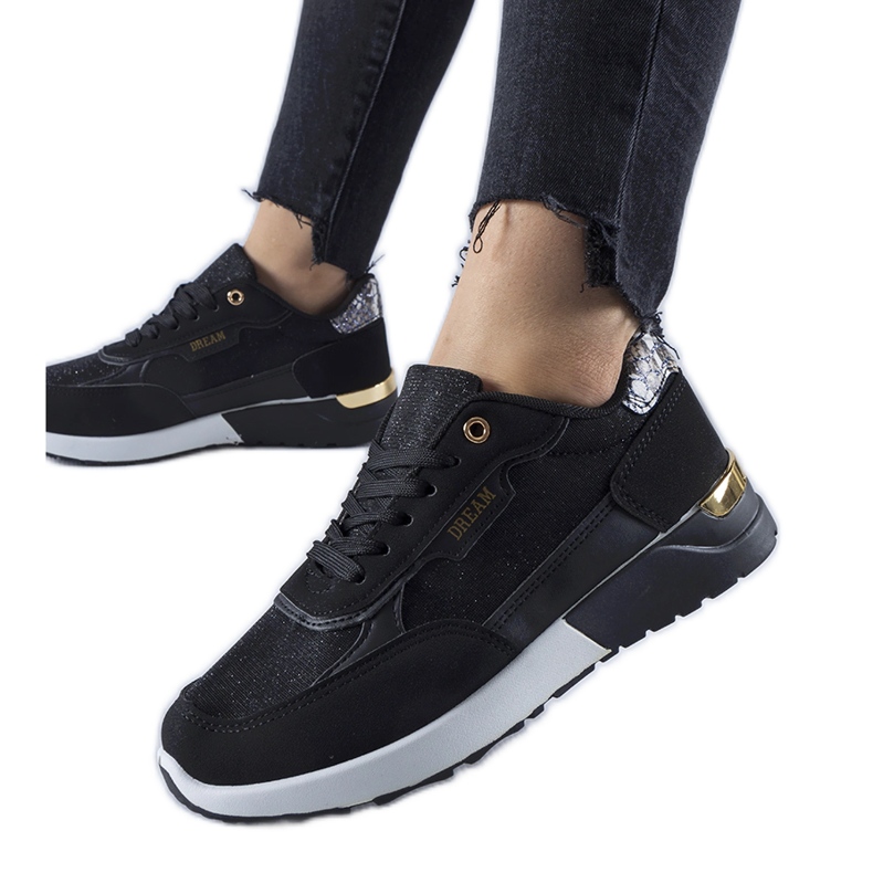 Roganzuolo mustat kimaltelevat tennarit