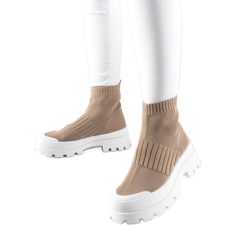 Ruskeat tennarit, joissa joustava Varden-päällinen