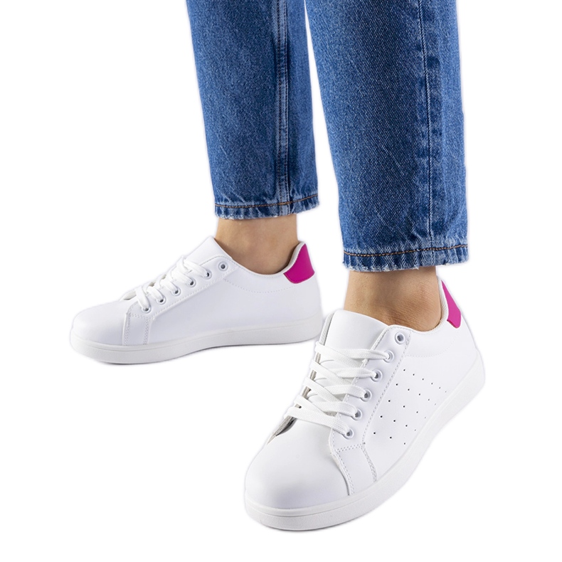 Valkoiset ja vaaleanpunaiset Bourassa-lenkkarit valkoinen