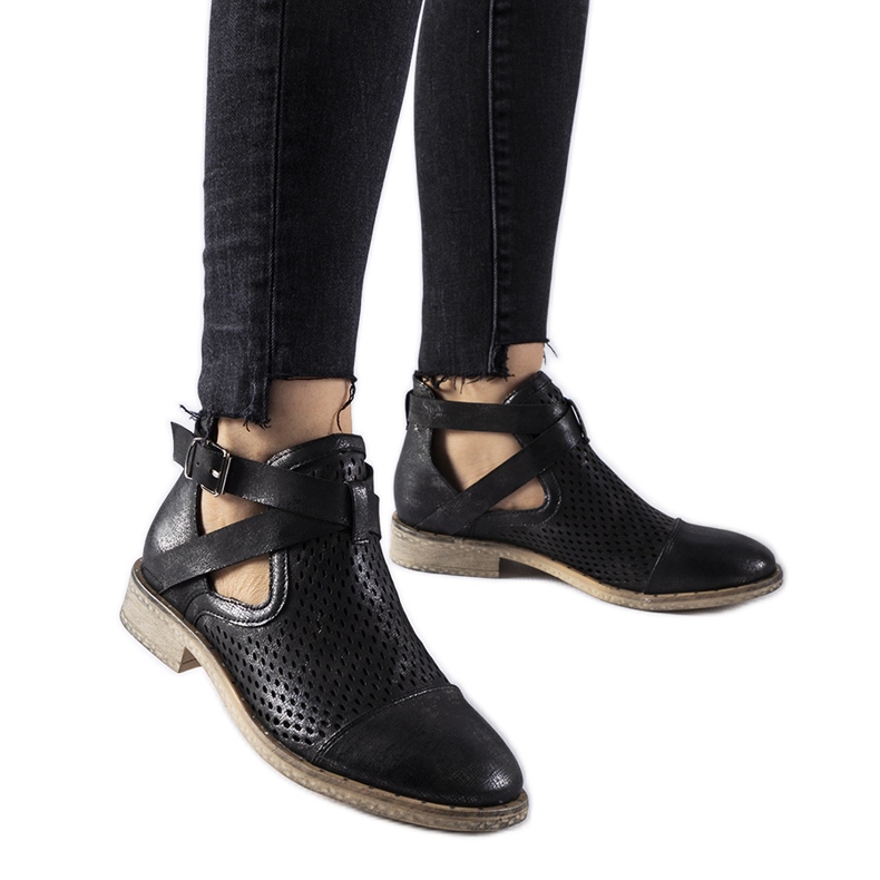 Mustat harjakattoiset, korkeat Kooter-nilkkurit