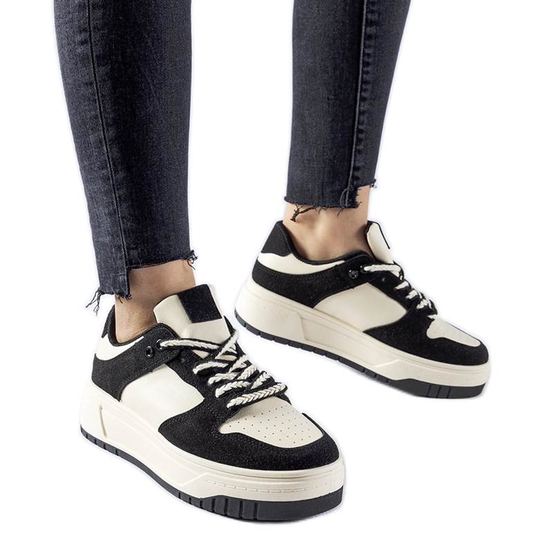 Mustat tennarit Crim-alustalla