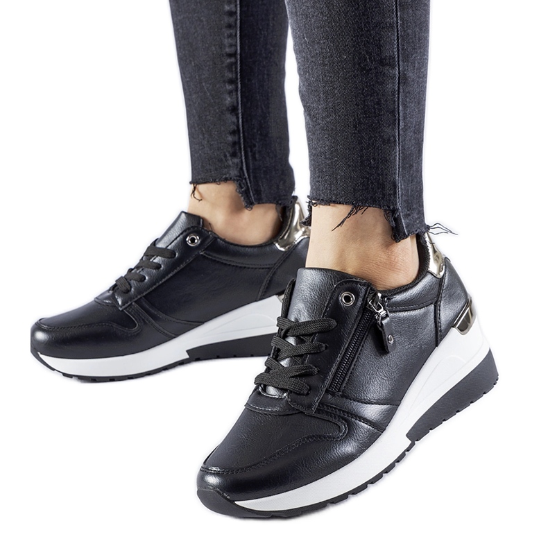 Mustat tennarit, joissa on Marietta-vetoketju